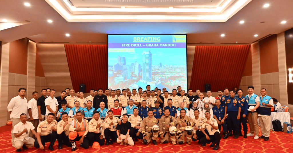 Foto bersama setelah sesi evaluasi kegiatan fire drill gedung Graha Mandiri. (dok. BDP)