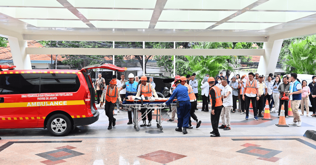 Simulasi evakuasi korban akibat kebakaran gedung. (dok. BDP)