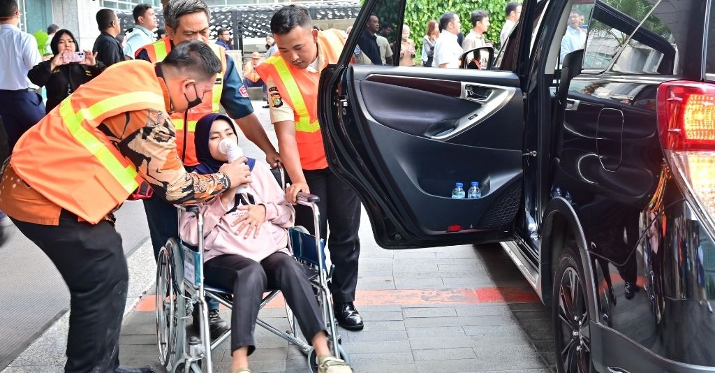 Simulasi evakuasi ibu hamil di kegiatan Fire Drill Menara Mandiri. (dok. BDP)