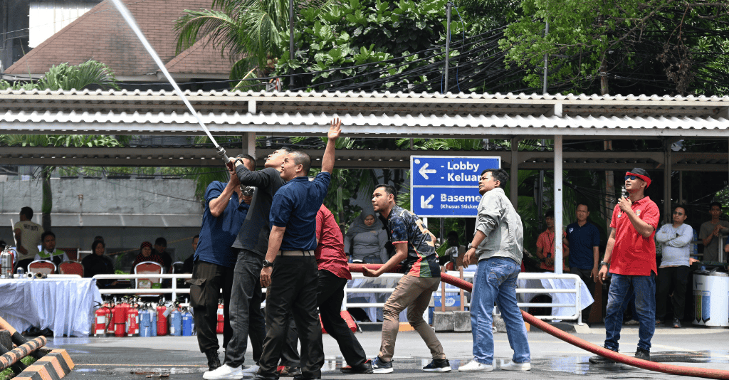 Tenant sedang melakukan simulasi pemadaman api menggunakan selang hydrant. (dok. BDP)