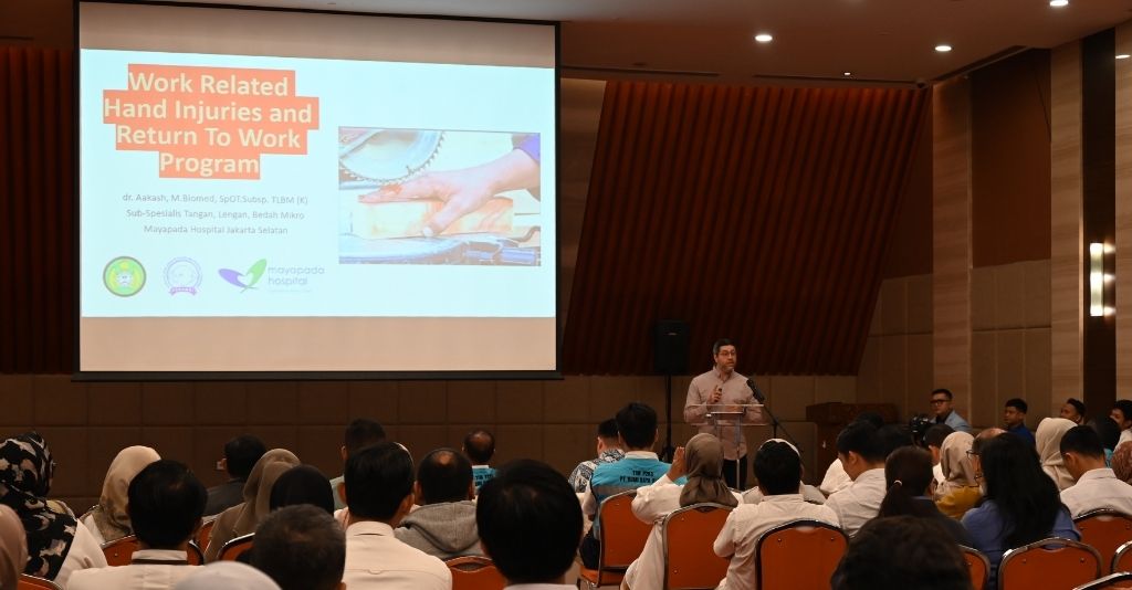 Pemaparan materi oleh dokter Dr. Aakash, M. Biomed, SpOT. Subsp. TLBM (K), Sub-Spesialis Tangan, Lengan, dan Bedah Mikro Mayapada Hospital. (dok. BDP)