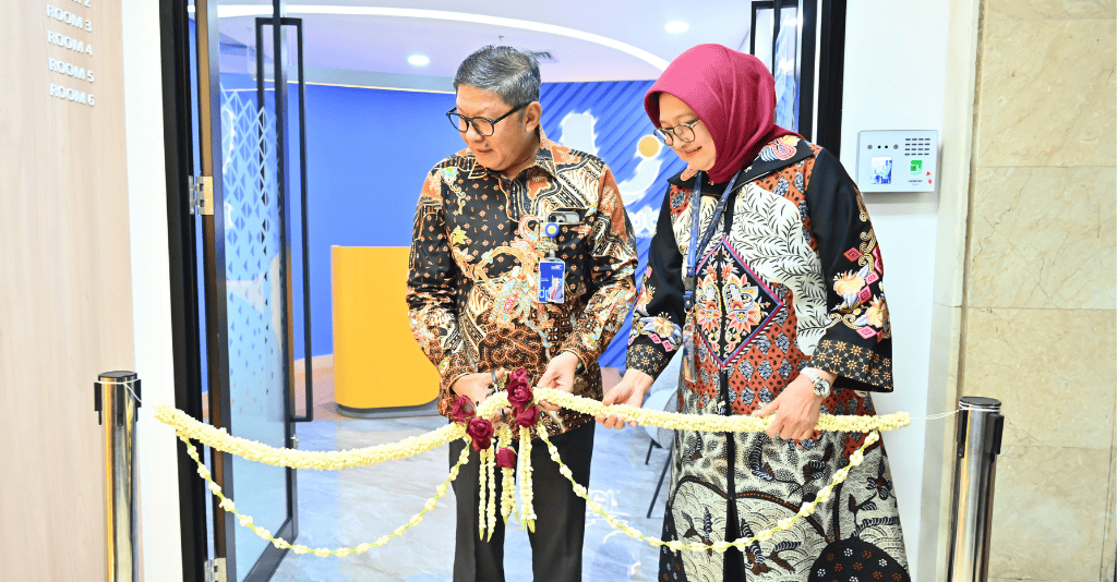 Prosesi potong pita Launching LiteHub Coworking Space PT Bumi Daya Plaza yang dilakukan oleh Abdul Hadie selaku Direktur Utama Dana Pensiun Bank Mandiri (kiri) dan Asokamala Eka Dewi selaku Direktur BDP. (sumber: BDP)