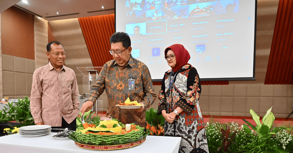 Prosesi potong tumpeng yang dilakukan Direksi BDP bersamaan dengan kantor cabang yang hadir secara virtual melalui Zoom Meeting. (sumber: BDP)