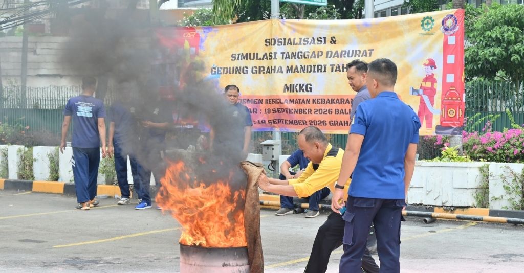Pelatihan memadamkan api menggunakan karung basah. (dok. BDP)