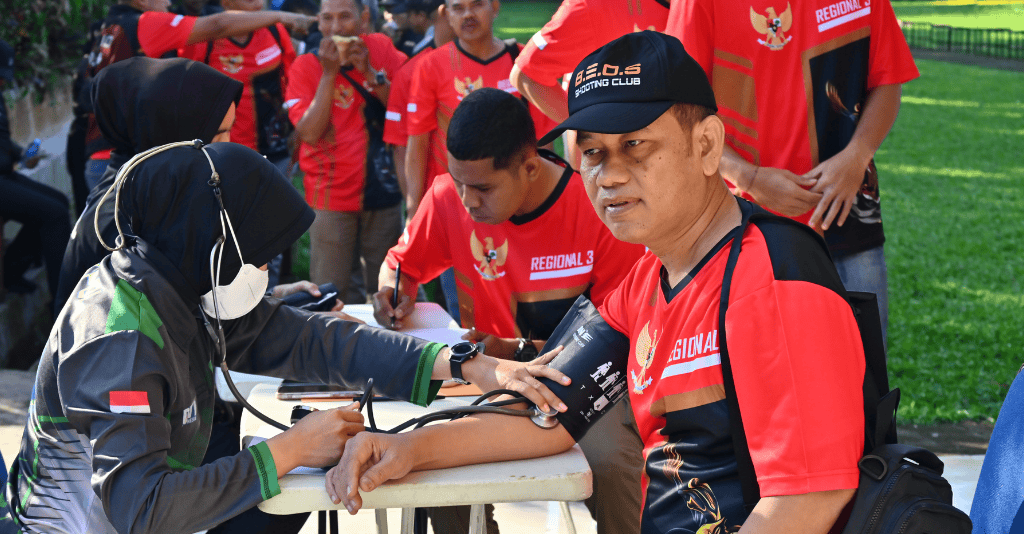 Pemeriksaan fisik peserta sebelum melakukan Resertifikasi Menembak (sumber: Bumi Daya Plaza)