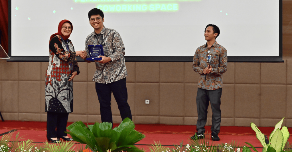 Pemberian simbolis apresiasi pemenang Sayembara Nama dan Logo LiteHub Coworking Space BDP, yang diberikan oleh Asokamala Eka Dewi (kiri) kepada Sulthan Axel Al Farisi (tengah) dan Sumardiansyah (kanan). (sumber: BDP)