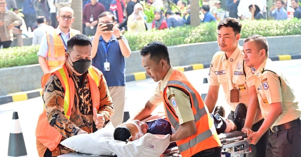 Simulasi evakuasi korban kebakaran di kegiatan Fire Drill Menara Mandiri. (dok. BDP)
