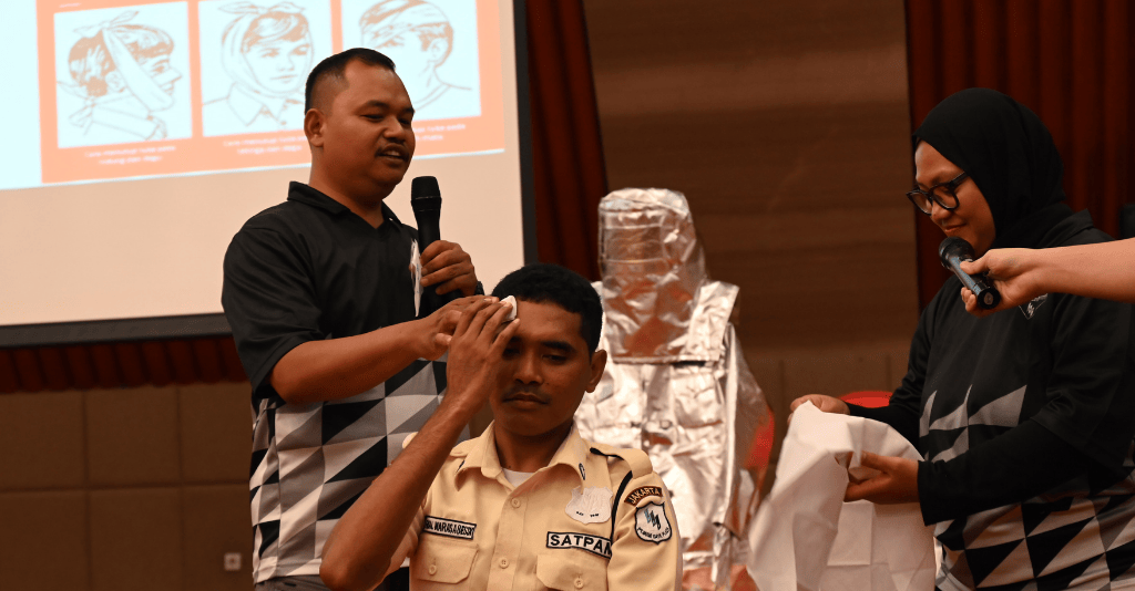 Sesi materi mengenai P3K di Tempat Kerja yang disampaikan oleh Yogi (kiri) dan Zubaidah (kanan) bersama peserta sosialisasi MKKG (tengah) (dok. BDP)