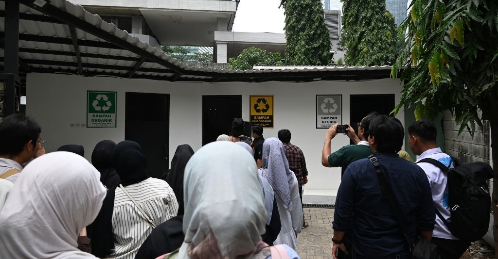 Sesi observasi langsung ke Tempat Pembuangan Sementara untuk pengelolaan sampah di Menara Mandiri. (dok. BDP)