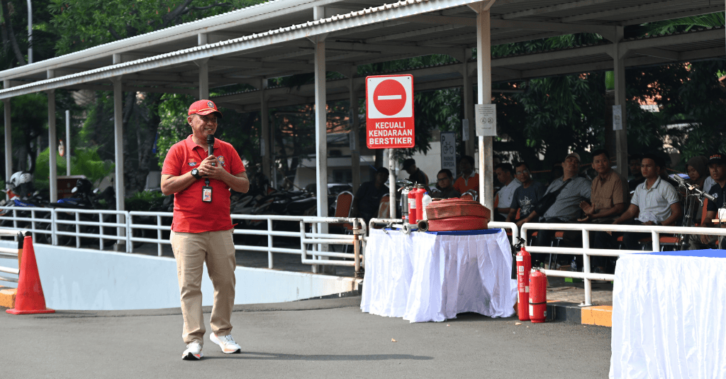 Puryanto memberikan arahan mengenai pelatihan pemadaman api menggunakan APAR. (dok. BDP)