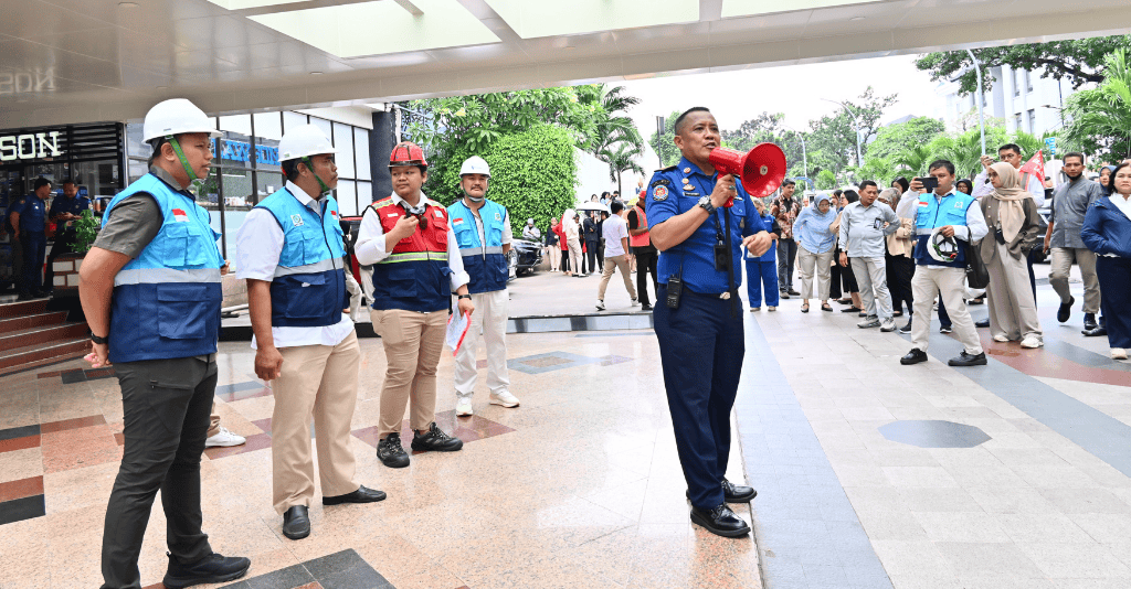 Penyampaian arahan dari tim Damkar DKI Jakarta dan manajemen PT Bumi Daya Plaza kepada seluruh penghuni gedung Graha Mandiri yang berada di titik kumpul saat fire drill. (dok. BDP)