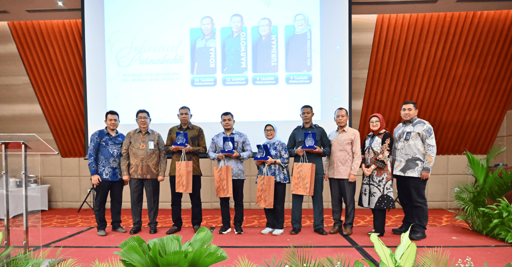 Foto bersama dengan Pegawai yang memasuki masa purnabakti. (sumber: BDP)