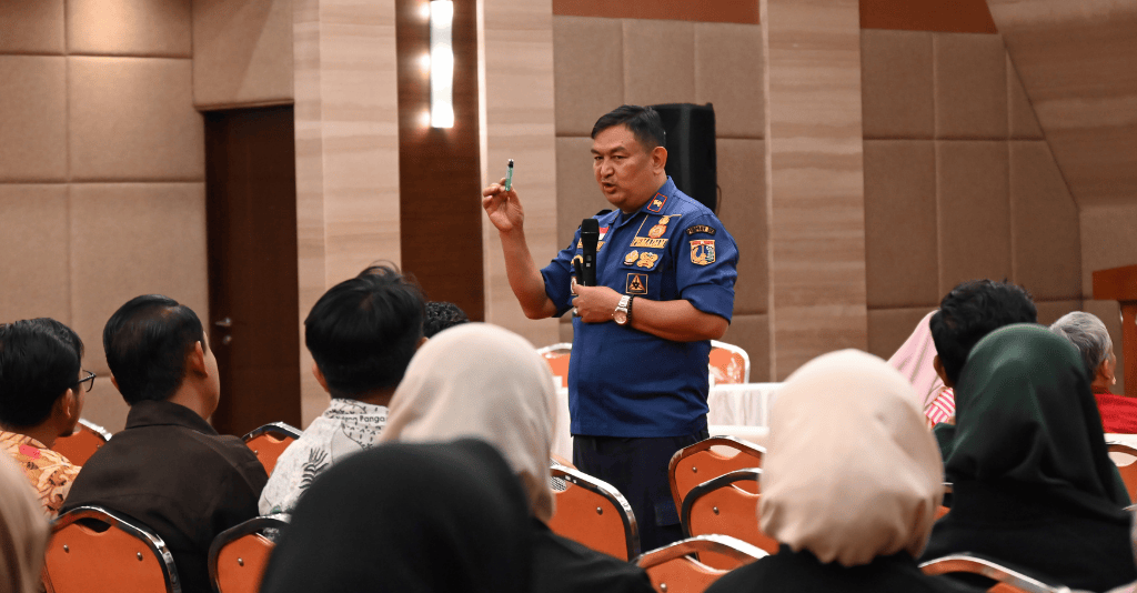 Saepuloh sedang menjelaskan mengenai pemicu adanya api. (dok. BDP)